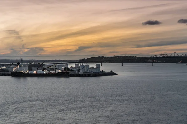Westhaven terminal de petróleo al atardecer en Auckland . — Foto de Stock