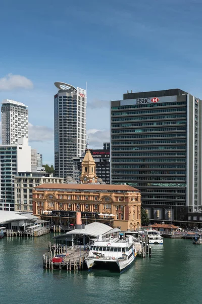 Feribot Binası ve Auckland Hsbc ofisleri. — Stok fotoğraf