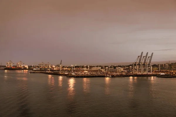 Port commercial d'Auckland au coucher du soleil . — Photo