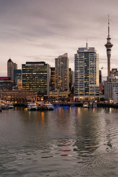 Edificio de ferries y horizonte del centro al atardecer en Auckland . — Foto de Stock