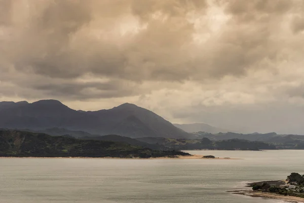 Mountains of Hokianga Harbour in New Zealand. — Stock Photo, Image