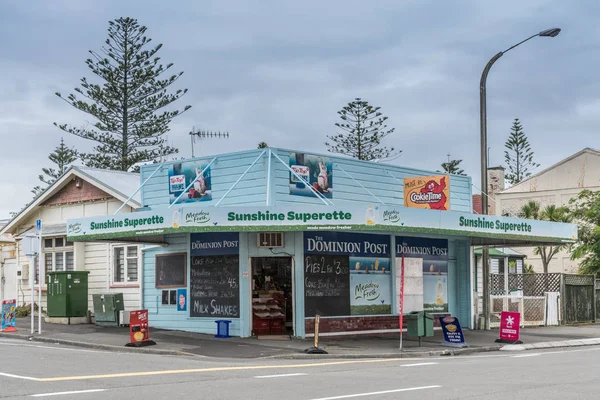 Sunshine Superette hörnet butiken i Napier, Nya Zeeland. — Stockfoto