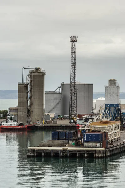 Zbiorniki i silosy o Napier Port, Nowa Zelandia. — Zdjęcie stockowe