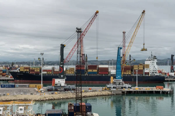 Embarcación de contenedores en puerto comercial de Napier, Nueva Zelanda . —  Fotos de Stock