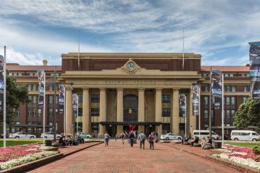 Cephe ve Wellington tren istasyonu ana girişi.