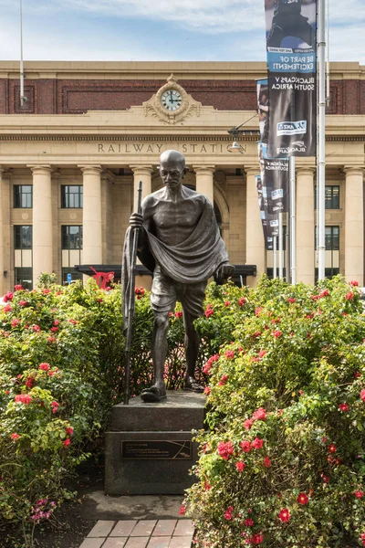 Statuia lui Mahatma Gandhi în fața gării, Wellington . — Fotografie, imagine de stoc