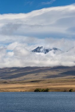 Volkan Potts Gölü Clearwater, Yeni Zelanda arkasında portresi.