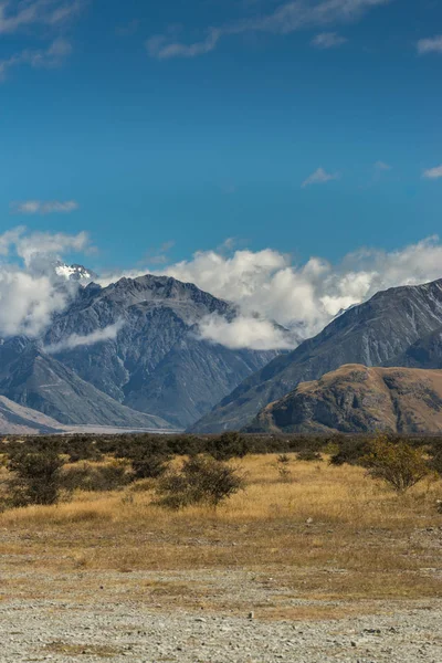 Wysoka ośnieżone góry w okolicy: Middle Earth Rock, Nowa Zelandia — Zdjęcie stockowe