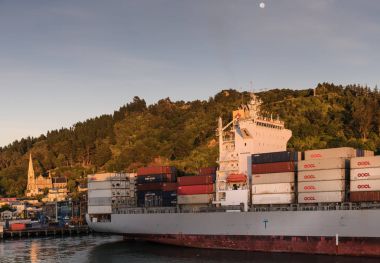 Oocl Dalian konteyner gemisi Port Chalmers, Yeni Zelanda demirledi.