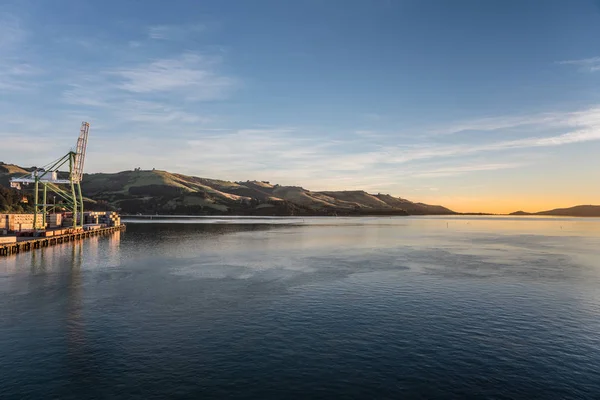 Wschód słońca nad Otago Harbour i Port Chalmers, Nowa Zelandia. — Zdjęcie stockowe