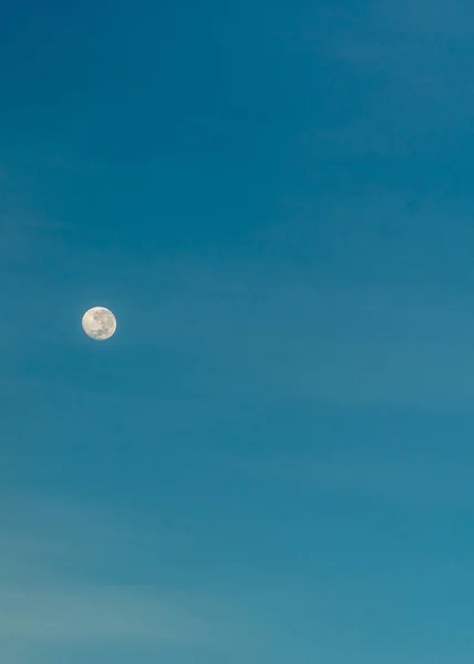 Luna vista desde el hemisferio sur, Port Chalmers Nueva Zelanda . — Foto de Stock