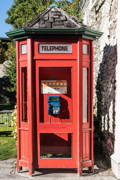 Piros telefonfülke Arrowtown, Új-Zéland. — Stock Fotó