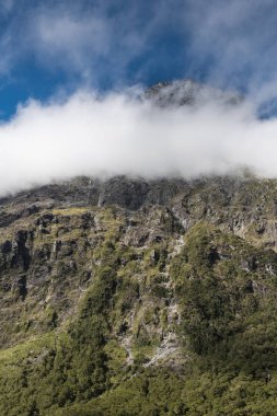 Bulut grup dağ Fiordland Milli Parkı, Yeni Zelanda.
