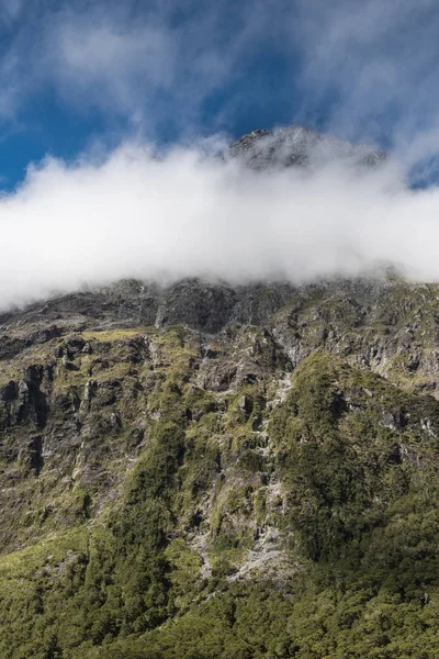 Band van de wolk op de berg in het Nationaal Park Fiordland, Nieuw-Zeeland. — Stockfoto