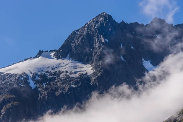 Sneeuw bedekt bergtoppen in het Nationaal Park Fiordland, nieuw Zeala — Stockfoto