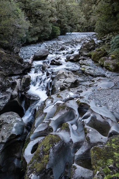 Fiume al fiume Chasm nel Fiordland National Park, Nuova Zelanda . — Foto Stock