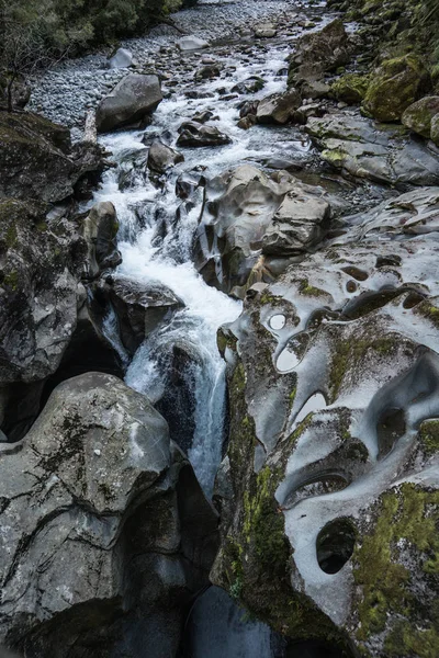 Fiume e abisso nel Fiordland National Park, Nuova Zelanda . — Foto Stock