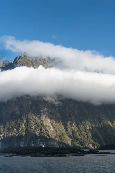 Klify z Milford Sound, Nowa Zelandia. — Zdjęcie stockowe