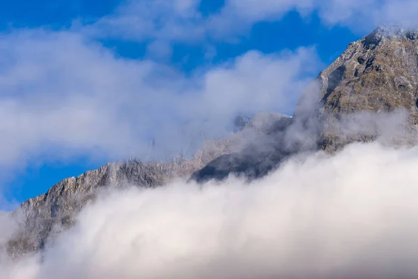 Bergketen pieken door cloudscape in Milford Sound, nieuw Ze — Stockfoto