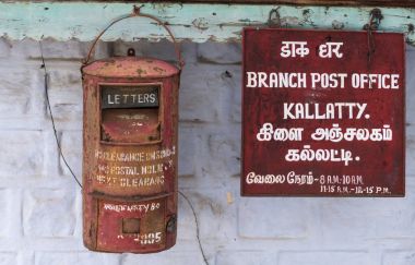 Posta kutusu ve işaret, Kallatty Post Office, Nilgir Hills, Hindistan.