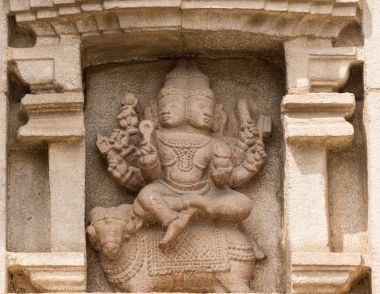 Lord Agni duvar Srikanteshwara Tapınağı'Ganjangud, Hindistan.