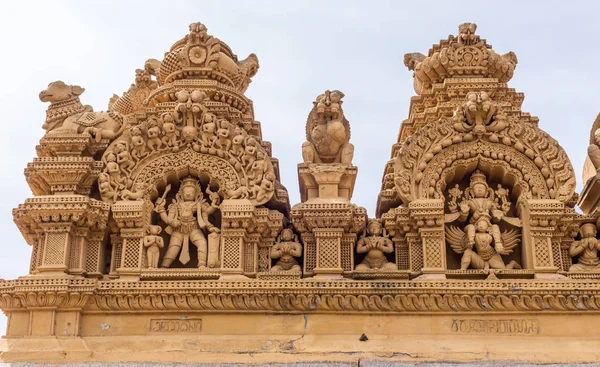 Shiva and Vishnu statues at Srikanteshwara Temple in Ganjangud, — Stock Photo, Image