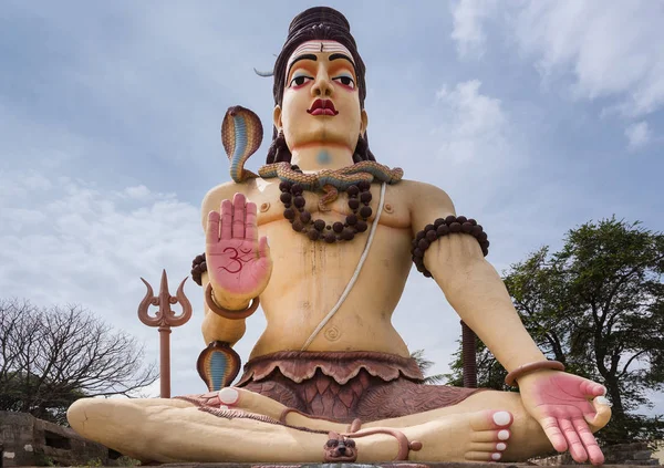 Estatua gigante del Señor Shiva fuera del templo de Srikanteshwara en Ganjangud , —  Fotos de Stock