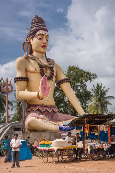 Statue du Seigneur géant Shiva près du temple Srikanteshwara à Ganjangud , — Photo