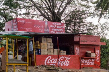Coca-Cola standında Sangam Ghat, Mysore, Hindistan.