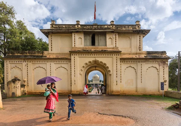 进入大门到公园的 Tipu 苏丹陵墓，印度迈索尔. — 图库照片