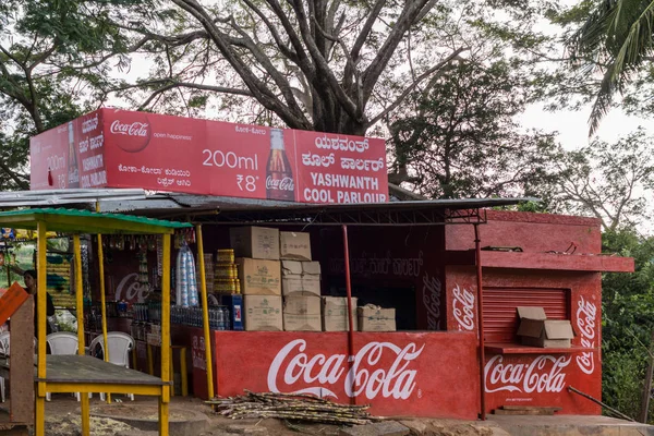 Coca-Cola standında Sangam Ghat, Mysore, Hindistan.