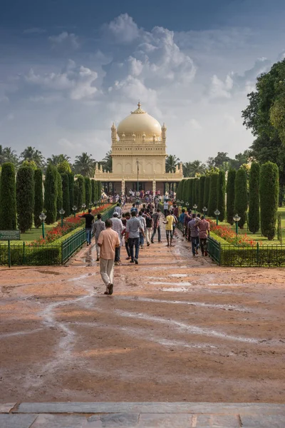 Parkweg zum Mausoleum des Sultans von Tipu, Mysore, Indien. — Stockfoto