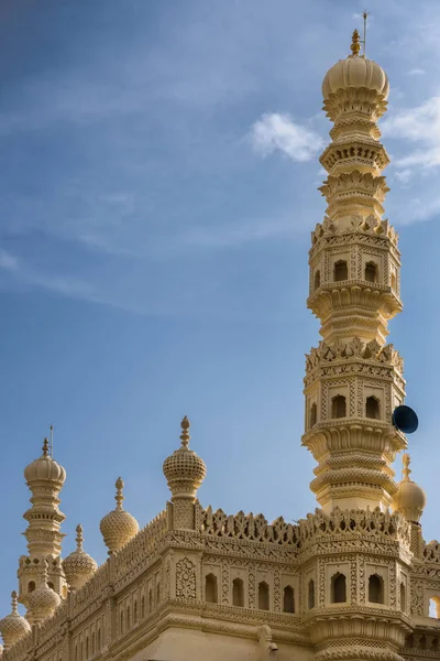 Minaret of mosque at Tipu Sultan Mausoleum, Mysore, India. — Stock Photo, Image