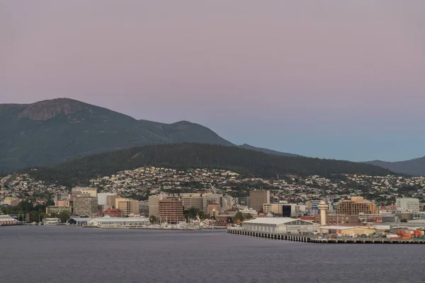 Tagesanbruch über der Innenstadt und dem Hafen hobart, Australien — Stockfoto