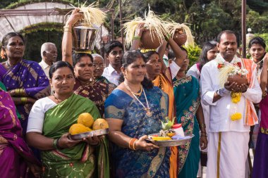 Damat Düğün Alayı Mysore, Hindistan sırasında gülümseyen.