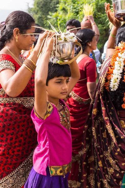 マイソール、インドの結婚式の行列で女性の間で女の子. — ストック写真