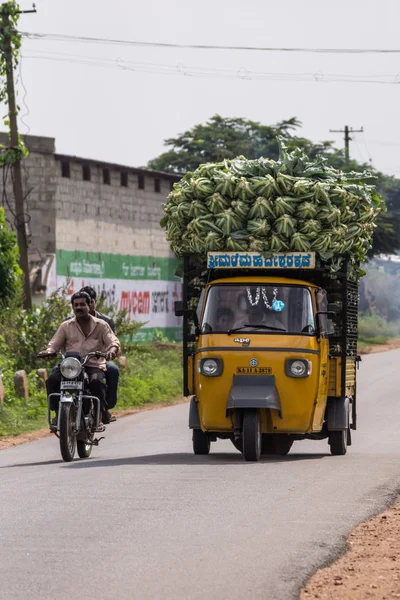 APE camion a tre ruote sovraccarico di cavolfiori a Mysore, In — Foto Stock