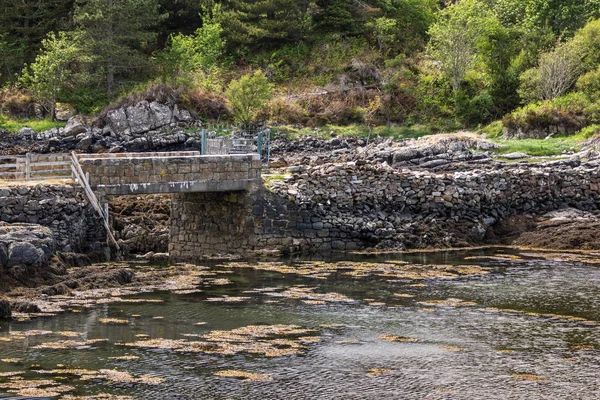 Ponte de pedra curto sobre creek levando ao oceano Atlântico, Scotlan — Fotografia de Stock