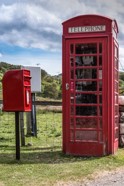 Telefonkiosk och postlåda nära Kirkaig, Skottland. — Stockfoto