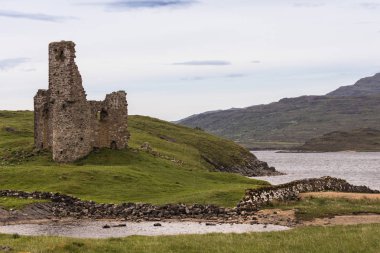 Loch arasında İskoçya'dan Castle Ardvrech Harabeleri.