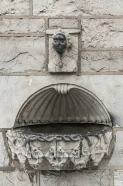 Aziz Francis Abbey Kilisesi, Galway çok dışında kutsal su yazı tipi