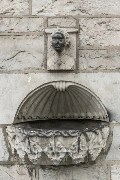 Aziz Francis Abbey Kilisesi, Galway çok dışında kutsal su yazı tipi