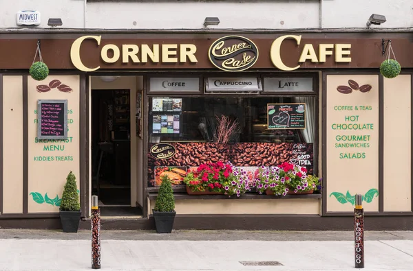 Småföretag hörnet kafé i Galway, Irland. — Stockfoto