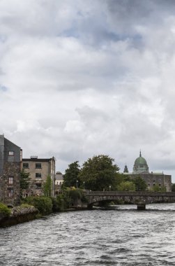 Galway katedral kubbe ile arkada Corrib nehir acele.
