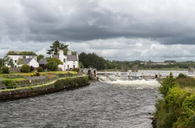 Su akışı Corrib nehir kontrol sisteminin Galway, İrlanda.