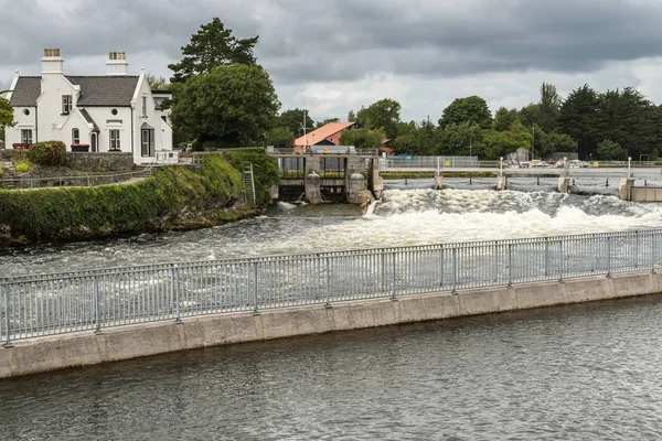 Su akışı Corrib nehir kontrol sisteminin Galway, İrlanda.