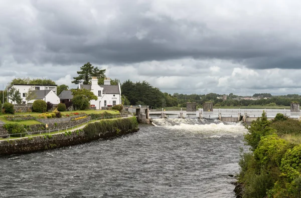 Su akışı Corrib nehir kontrol sisteminin Galway, İrlanda.