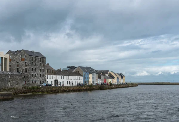 De lange wandeling kade onder zware wolken, Galway, Ierland. — Stockfoto