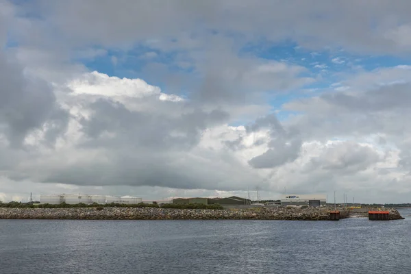 Grandes tanques de combustible en el puerto comercial de Galway, Irlanda . — Foto de Stock