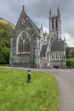 Tatlı Neo-Gotik kilise Kylemore Abbey, İngiltere.